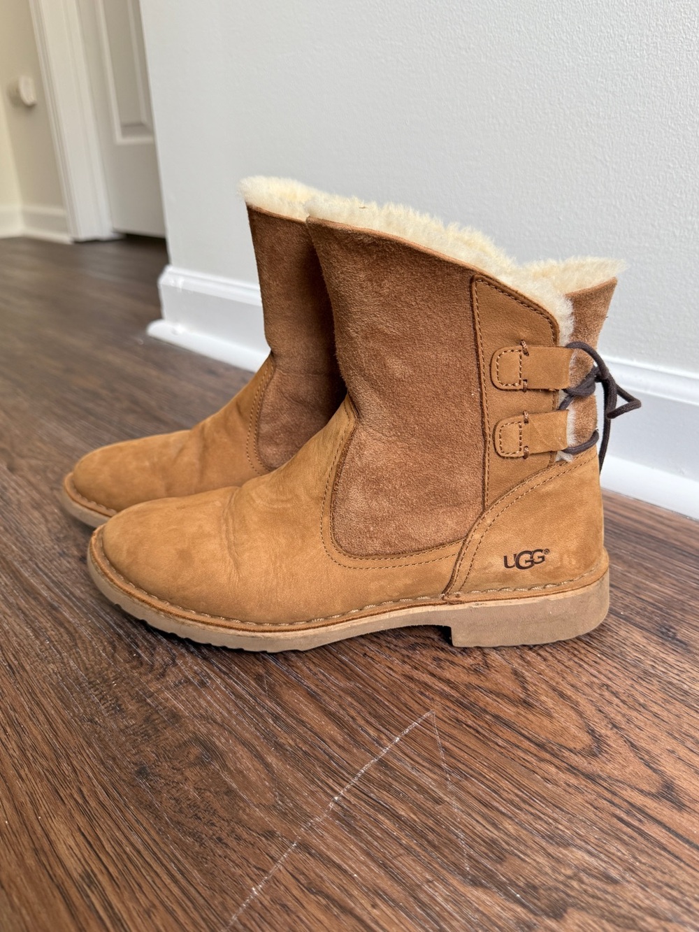 Women's UGG Naiyah Brown Suede Leather Sheepskin Lined Boots Size 9M